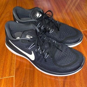 Nike flex RN in black with white sole
